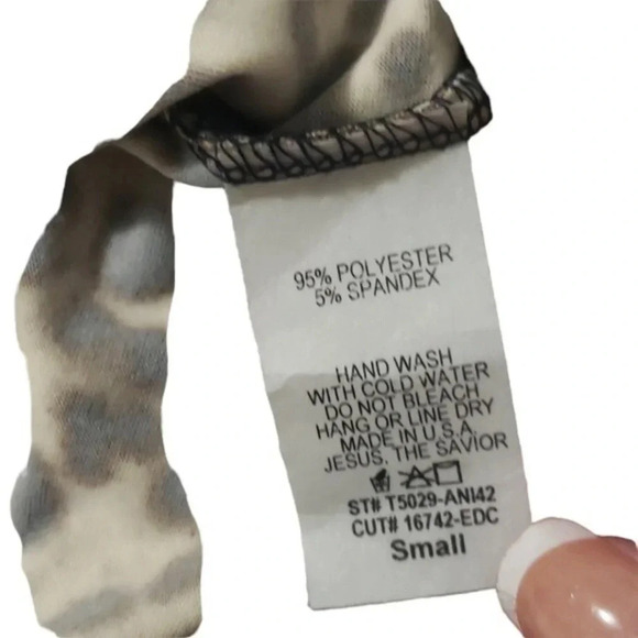 Divinely Comfortable Leopard Print Knit Shirt M - Picture 3 of 3